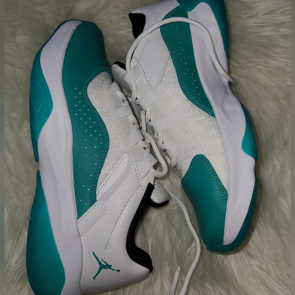 Jordans - Picture 3 of 17